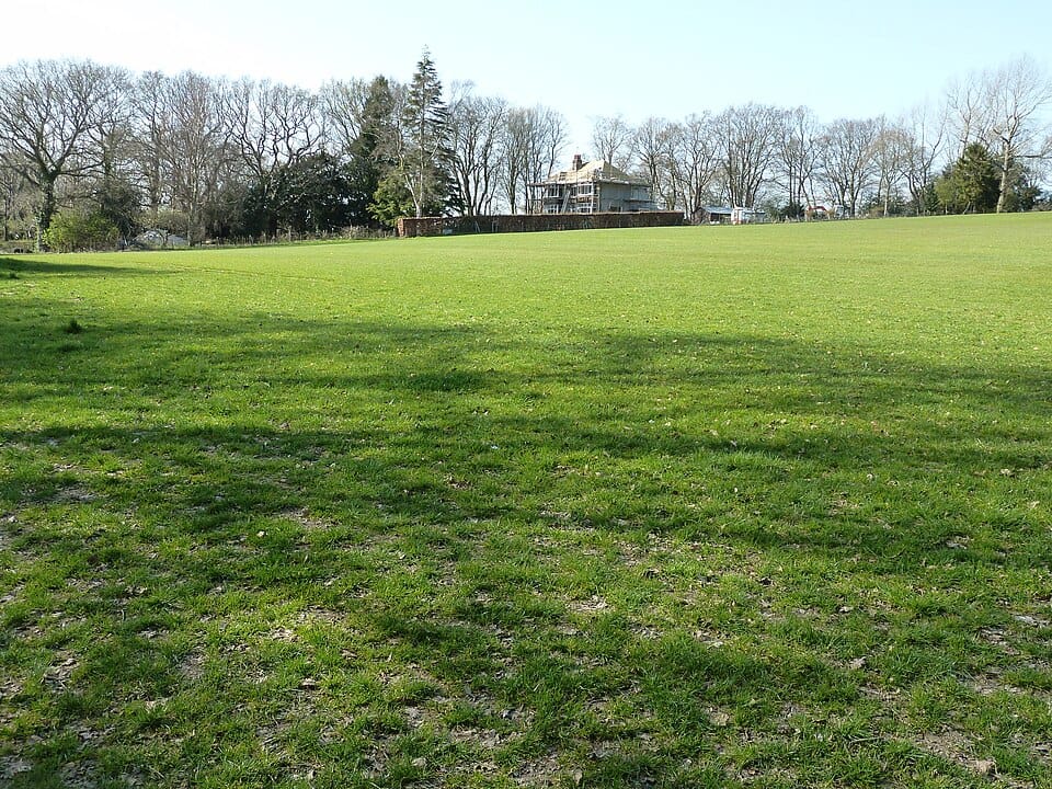 Stavba oplocení: typy plotů, povolení a ceny